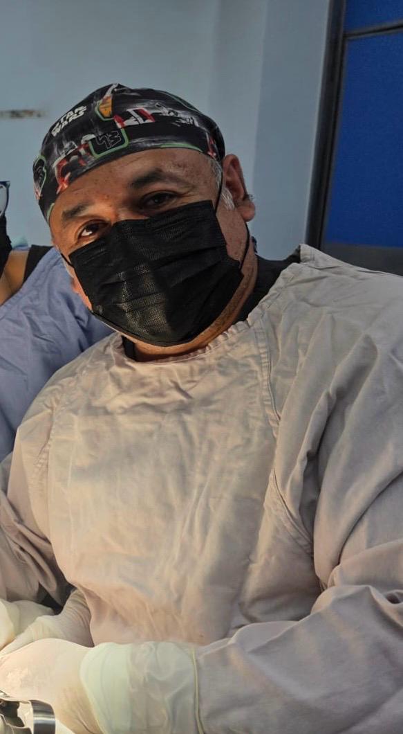 Dr. Javier Herrera Enríquez en consulta